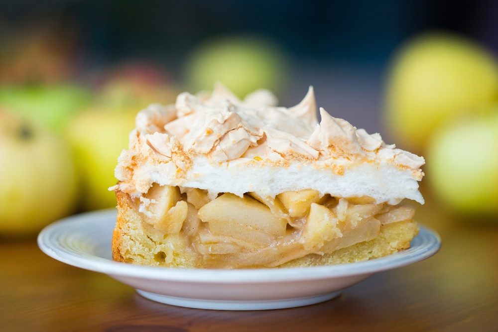 Tarta su obuoliais ir morengu